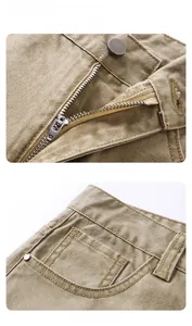 Détails du pantalon cargo kaki avec fermeture éclair métallique, bouton et poches rivetés