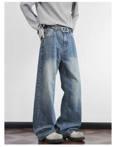 Detail der vintage-blauen Jeans mit geradem Bein, Retro-Whiskering-Effekt und weitem Schnitt