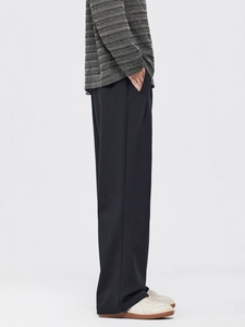 Pantalon noir minimaliste pour hommes, coupe large et droite avec un drapé fluide