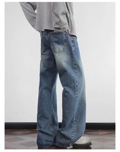 Detailaufnahme der Vintage-Waschung Wide-Leg-Jeans mit Schnurrbarteffekten und Struktur