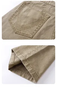 Détail du pantalon cargo kaki avec coutures en V aux poches arrière et finition de l'ourlet