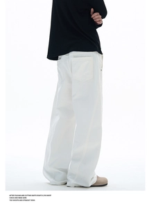 Détail de la vue arrière du pantalon blanc en denim de coton avec coutures structurées