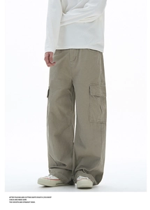 Details der Khaki Cargohose mit großen Seitentaschen und geradem Beinschnitt im Streetwear-Stil