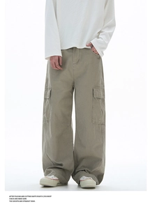 Detailansicht der khakifarbenen Oversize-Cargohose mit großen Seitentaschen und weitem Bein