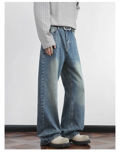 Nahaufnahme von Vintage-Jeans mit weitem Bein, blauer Waschung und geradem Schnitt für Herren