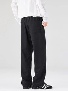 Pantalon noir pour hommes, coupe droite large avec étiquette fashion et tombé fluide