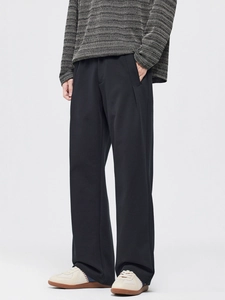 Pantalon noir pour homme coupe droite et large, tissu fluide au style minimaliste chic