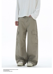 Detailansicht der großen Cargo-Taschen und des Baumwoll-Twill-Stoffs der olivgrünen Hose
