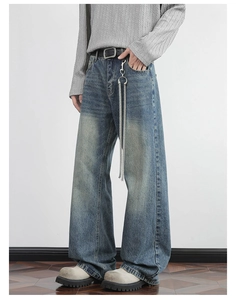 Detail von Loose Fit Vintage Washed Jeans in Blau mit silberner Fransen-Kette