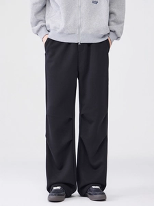 Locker geschnittene Herren-Strickhose in Schwarz mit geradem Bein und weichem Fall