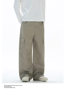 Details von High-Street-Cargohosen mit Multi-Taschen-Design und schwerem Baumwollstoff