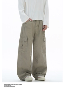 Detail von weiten Cargohosen mit großen Seitentaschen und lockerem Streetwear-Design