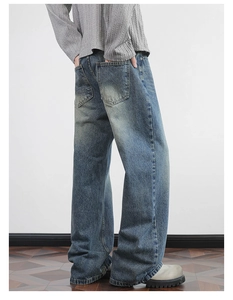Detailansicht der weiten blauen Jeans mit Gesäßtaschen und verwaschener Textur