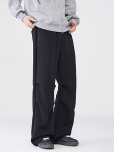 Schwarze Strick-Sporthose für Herren mit weitem Bein und lockerer Passform im Detail