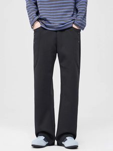 Pantalon large en maille noire pour homme avec boutons décoratifs sur le côté