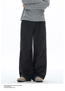 Dettaglio dei pantaloni cargo in cotone nero con tasche 3D e stile vintage street