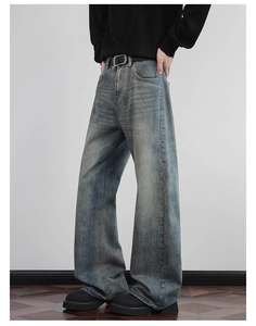 Detail einer retro-gewaschenen blauen Straight-Leg-Jeans mit hochwertiger Textur