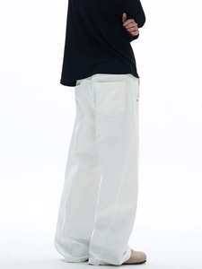 Pantalon large blanc pour homme avec surpiqûres contrastées et coupe droite moderne