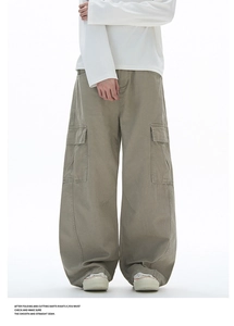 Detail der lockeren khakifarbenen Cargohose mit großen Pattentaschen und Baumwolltwillgewebe