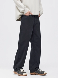 Pantalon décontracté homme coupe droite ample en sergé noir avec un style minimaliste