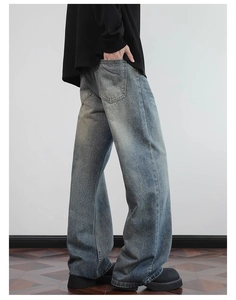 Detailansicht der graublauen Wide-Leg-Jeans mit Vintage-Waschung und geradem Fall