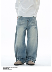 Détail du jean large bleu clair avec délavage vintage et coupe urbaine décontractée