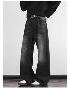 Detail der grau gewaschenen Wide-Leg-Jeans mit hoher Taille und drapierter Silhouette