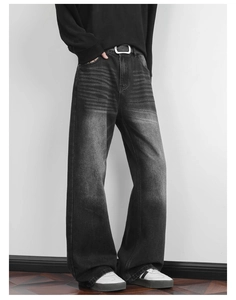 Detailansicht der dunkelgrauen Wide-Leg-Jeans mit Whiskering-Effekt und Vintage-Waschung