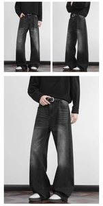 Detailansicht der locker sitzenden gewaschenen schwarzen Jeans mit Gürtelschnalle