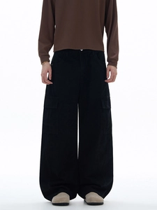 Amerikanische High-Street Cargo-Hose mit mehreren Taschen und weitem, geschwungenem Bein