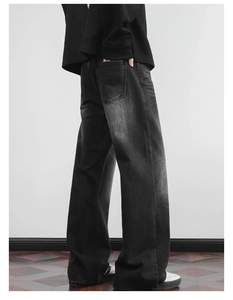 Rückansicht der locker sitzenden gerade geschnittenen Jeans in Vintage-Waschschwarz