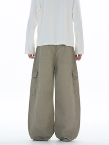 Armeegrüne Wide-Leg Cargohose mit Multi-Pocket-Design in der Rückansicht gezeigt