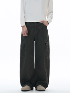 Dunkelgrüne Cargohose für Herren im Streetstyle mit weitem Bein und mehreren Taschen