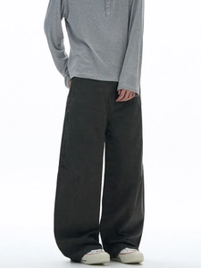 Men's dark gray wide-leg cargo pants in cleanfit style with premium cotton texture