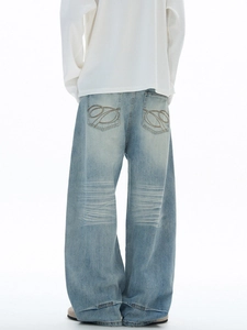 Jean baggy vintage bleu clair pour homme avec délavage moustaches et broderie sur la poche