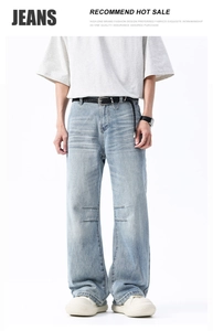 Détails du jean en denim bleu clair à jambe large droite avec couture au genou
