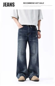 Dettaglio jeans vintage americano dal taglio ampio con lavaggio distressed e baffature