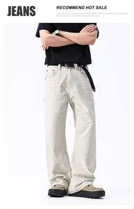 Dettaglio dei pantaloni larghi in tela beige chiaro con cintura nera intrecciata