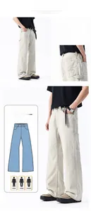Dettaglio di pantaloni cargo dal taglio dritto con tasche posteriori ricamate e laterali