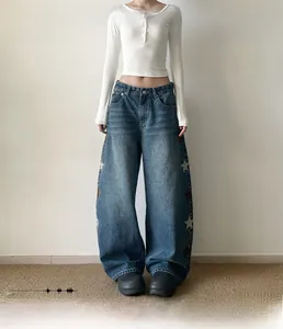 Détail d'un jean large baggy avec broderie étoile latérale et coupe vintage