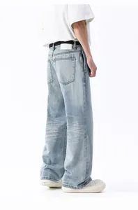 Vue détaillée arrière d'un jean large bleu clair avec délavage vintage et patch en cuir