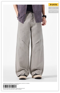 Détail du pantalon cargo gris clair ample avec coutures vintage et style urbain moderne