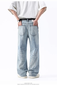 Détails du jean en denim bleu clair délavé avec poches arrière et coupe droite classique