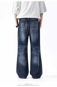 Vista macro delle tasche posteriori e del lavaggio vintage sui jeans denim blu