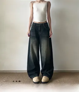 Gros plan du tissu denim délavé gris foncé avec effet de moustache vintage