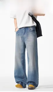 Detailansicht der hell gewaschenen Retro-Jeans mit geradem Bein und Vintage-Waschung