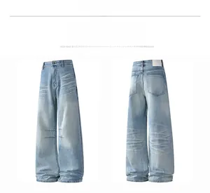 Vue avant et arrière du jean large bleu clair avec délavage moustaches et patch cuir