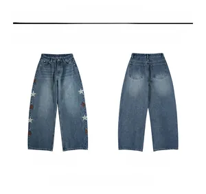 Vues avant et arrière de jeans larges bleus avec broderie d'étoiles et denim délavé