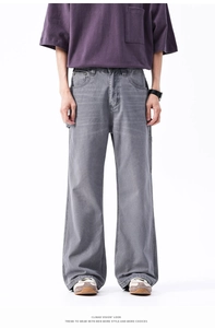 Dettaglio dei pantaloni cargo grigi vintage con tessuto lavato e vestibilità comoda