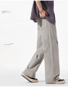 Détail du pantalon cargo à coupe droite et large avec coutures et empiècements premium